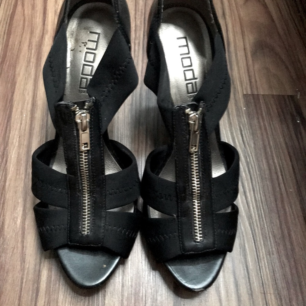 MODA black strappy heels